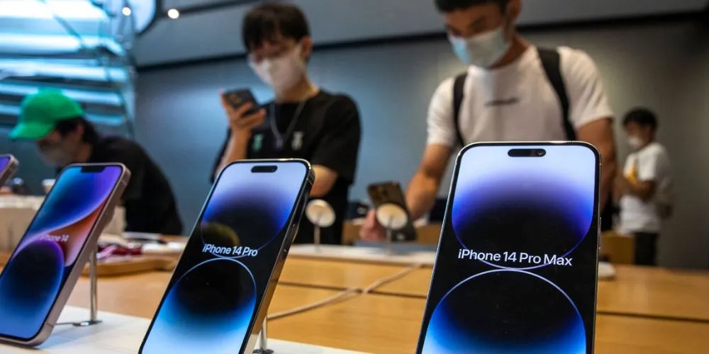 Apple Confronts Steep Decline in iPhone Sales in Chinese Market Amidst Fierce Competition