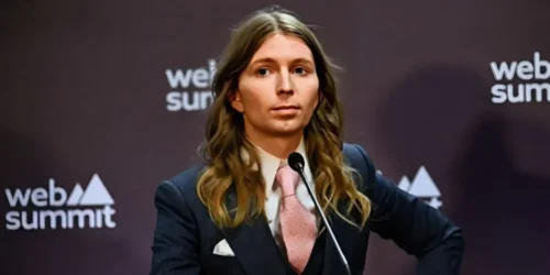 Chelsea Manning Advocates for Decentralized Internet and Online Privacy Protections